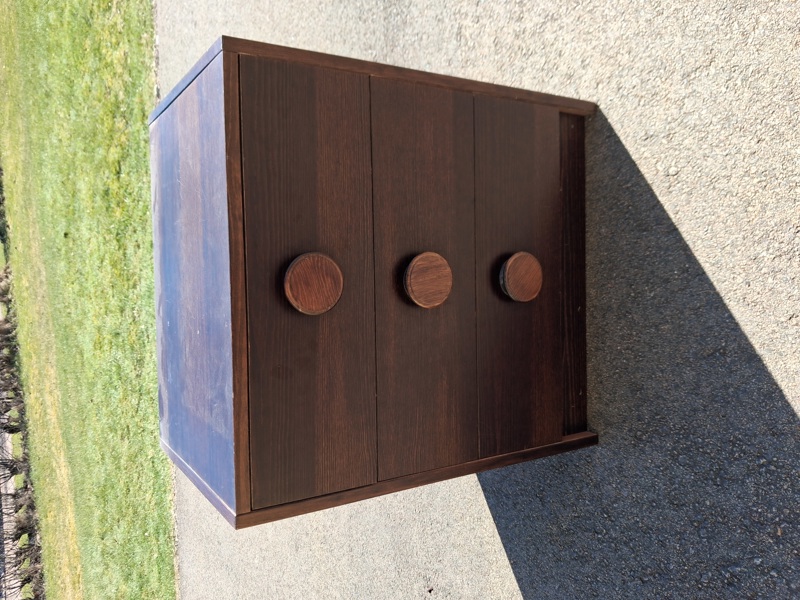 Byrå/sängbord. 3 Lådor.