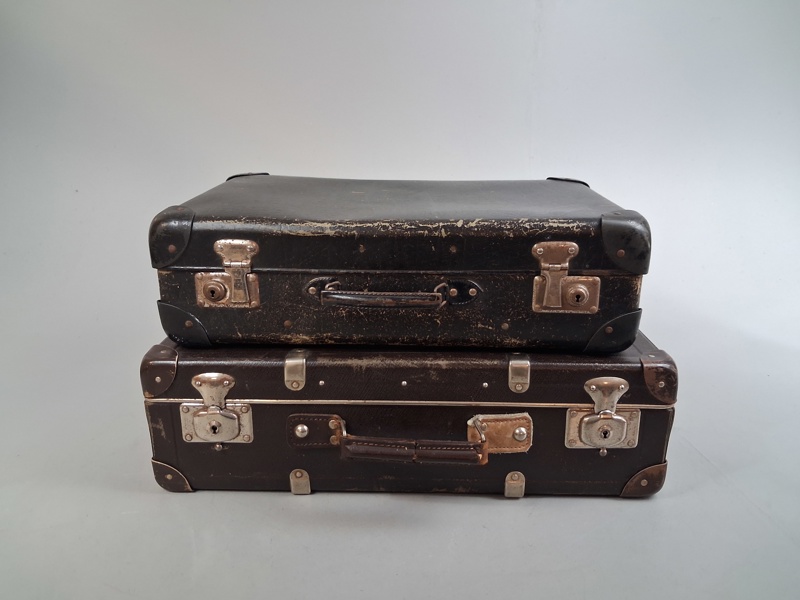 2 Äldre resväskor.