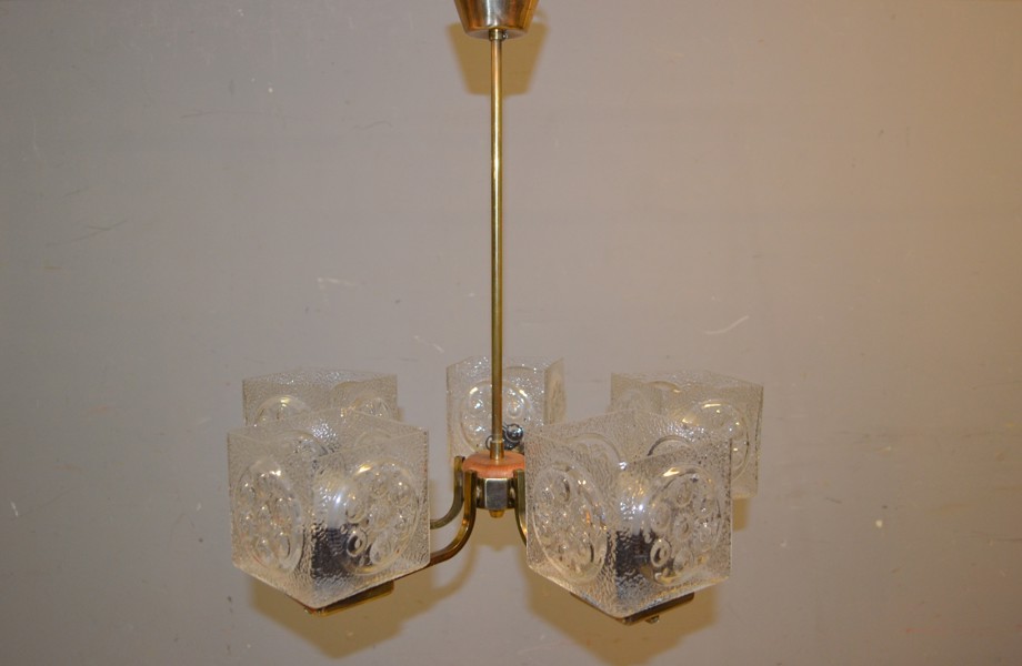 Taklampa. 5 Ljusarmar, Rektangulära glaskupor, mässing samt detaljer i trä, 1900-talets mitt.