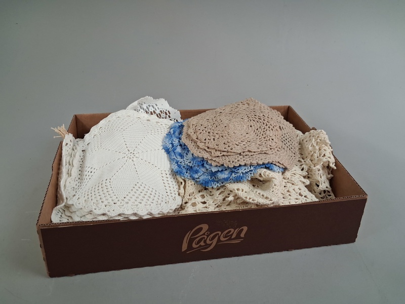 Diverse textil. Bl.a Virkat.