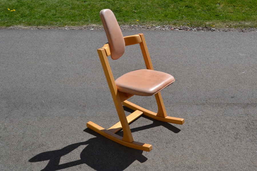 PETER OPSVIK. Ergonomisk gungstol, Stokke, Norge, skinnklädsel.