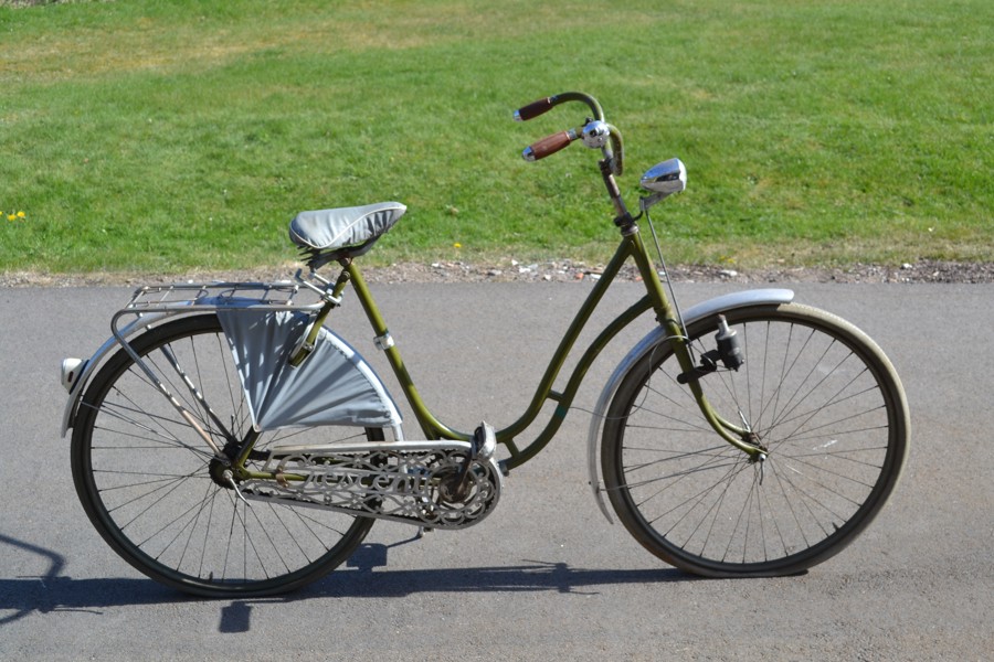 Äldre damcykel. Crescent, renoveringsobjekt, ommålad.