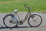 Äldre damcykel. Crescent, renoveringsobjekt, ommålad.