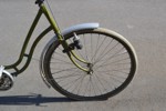 Äldre damcykel. Crescent, renoveringsobjekt, ommålad.
