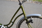 Äldre damcykel. Crescent, renoveringsobjekt, ommålad.