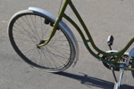 Äldre damcykel. Crescent, renoveringsobjekt, ommålad.