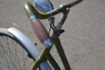 Äldre damcykel. Crescent, renoveringsobjekt, ommålad.