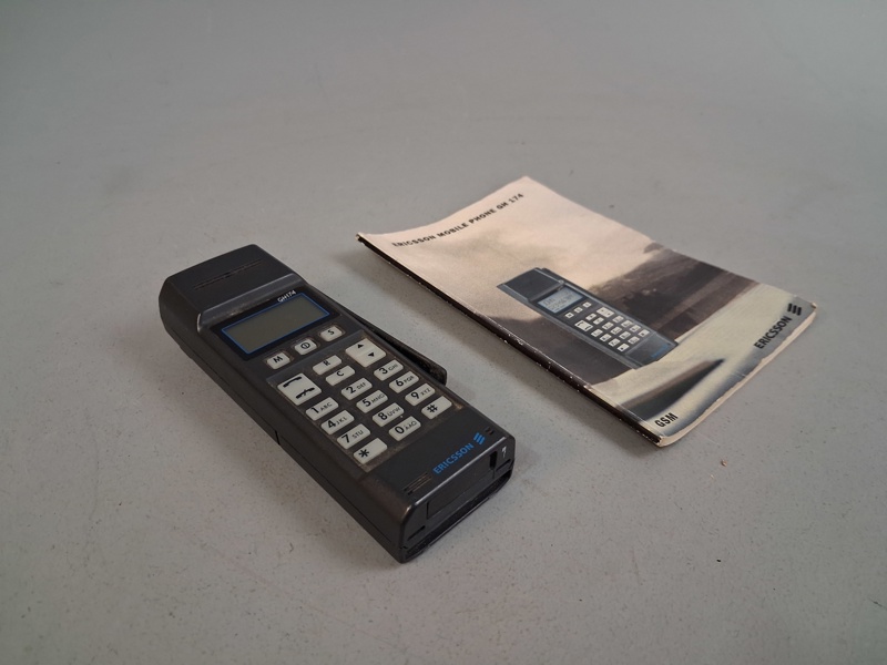 Äldre mobiltelefon. Ericsson GH 174, 1990-Talet.