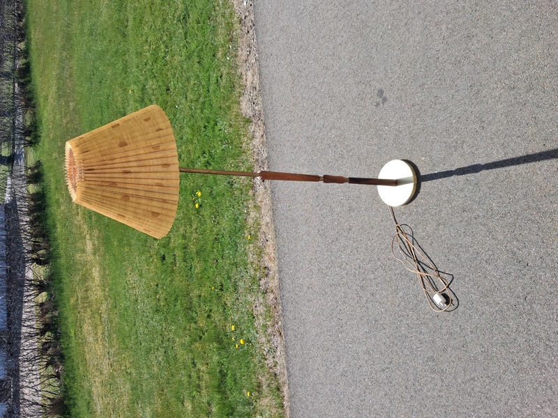Golvlampa. Mässing & teak. El-armatur Kosta.