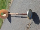 Golvlampa. Mässing & teak. El-armatur Kosta.