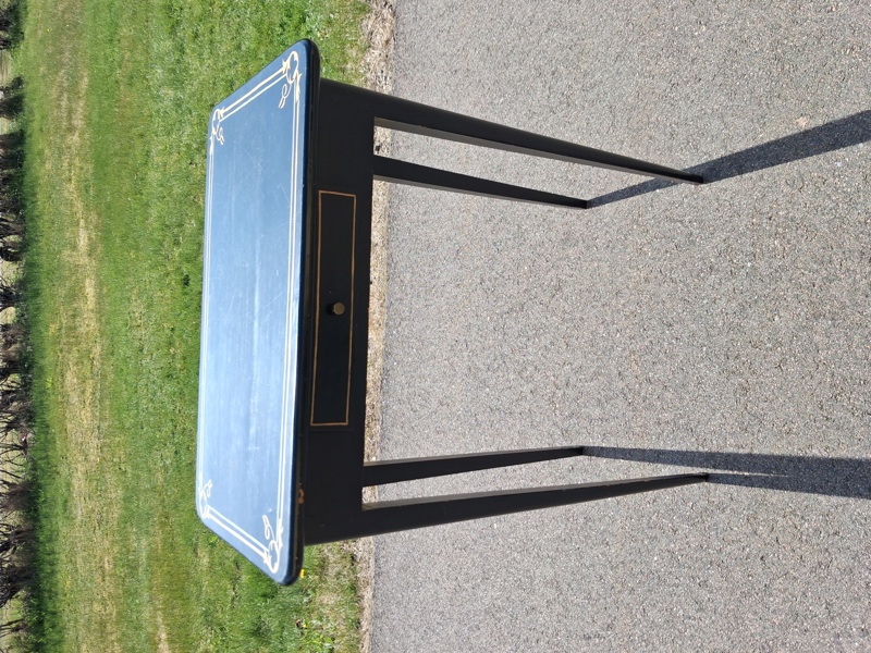 Äldre bord med liten låda.