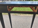 Äldre bord med liten låda.