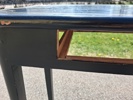 Äldre bord med liten låda.