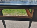 Äldre bord med liten låda.