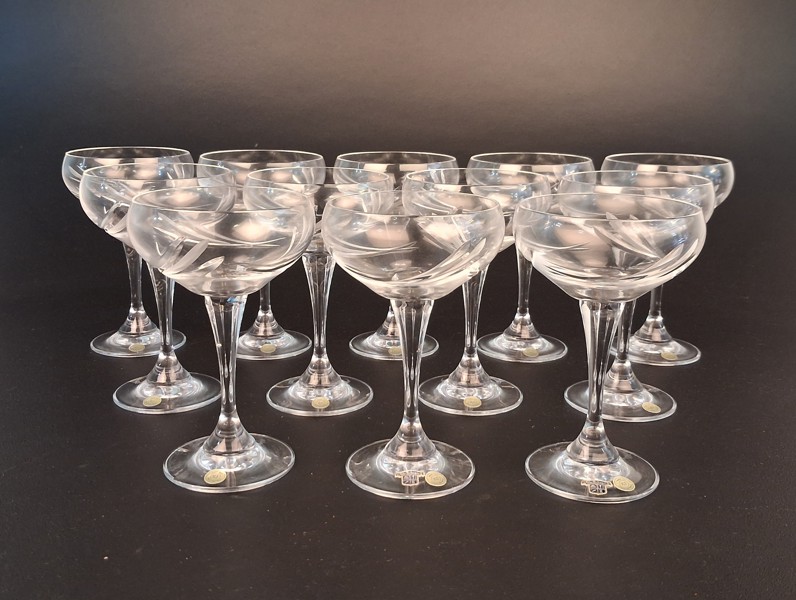 12 Champagneglas. SKLO Bohemia, Tjeckien.