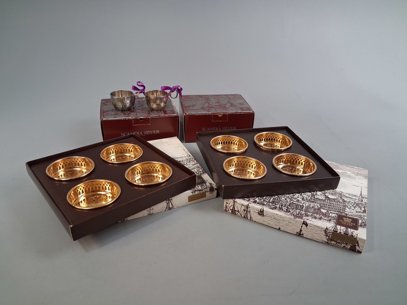 8 Underlägg/coasters, Scandia guld & 4 punchbägare, Scandia silver.
