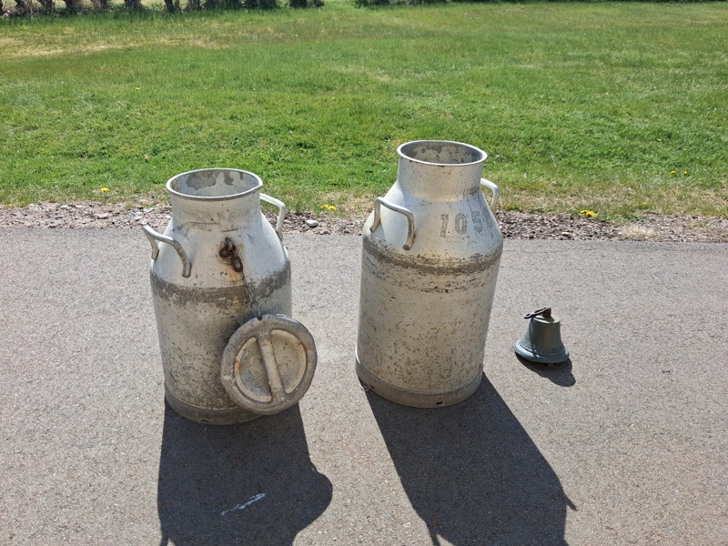 2 Mjölkkannor & klocka.