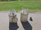 2 Mjölkkannor & klocka.