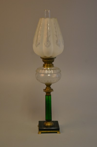 Bordsfotogenlampa. 1900-Talets första hälft, mässing & glas.
