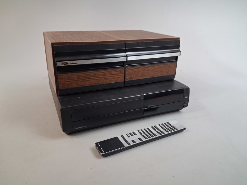 BANG & OLUFSEN. VHS Spelare, V 3000, Samt videokassett-däck.
