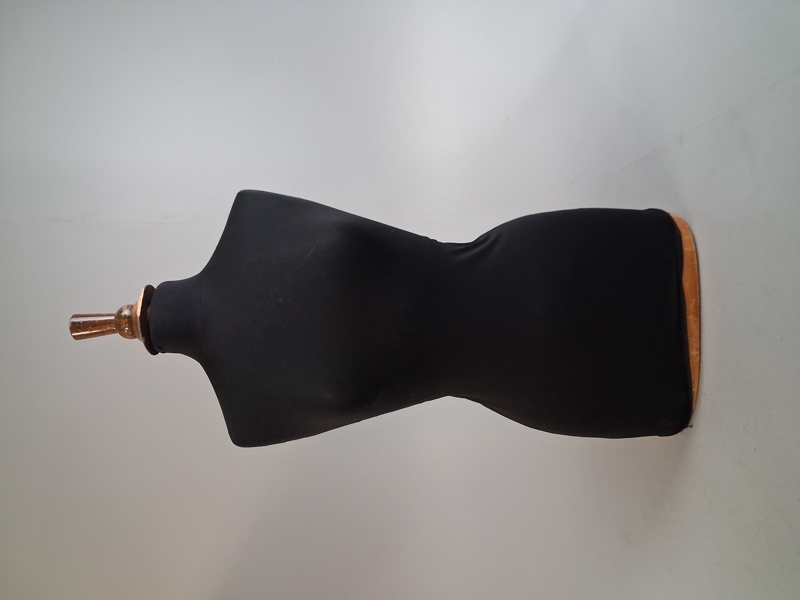 Torso. Kvinna. Skyltdocka.