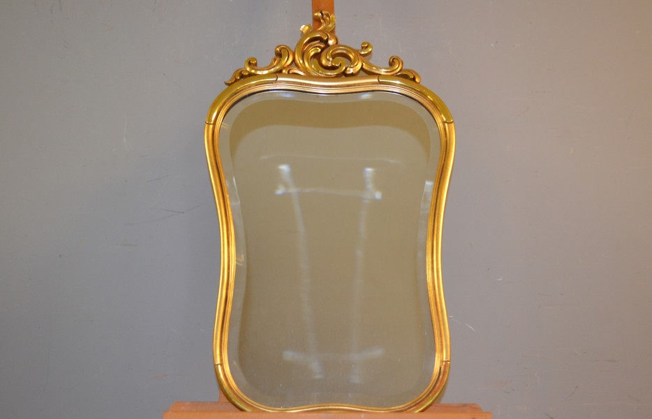 Spegel. Rokokostil, fasettslipat glas, 1900-talet.