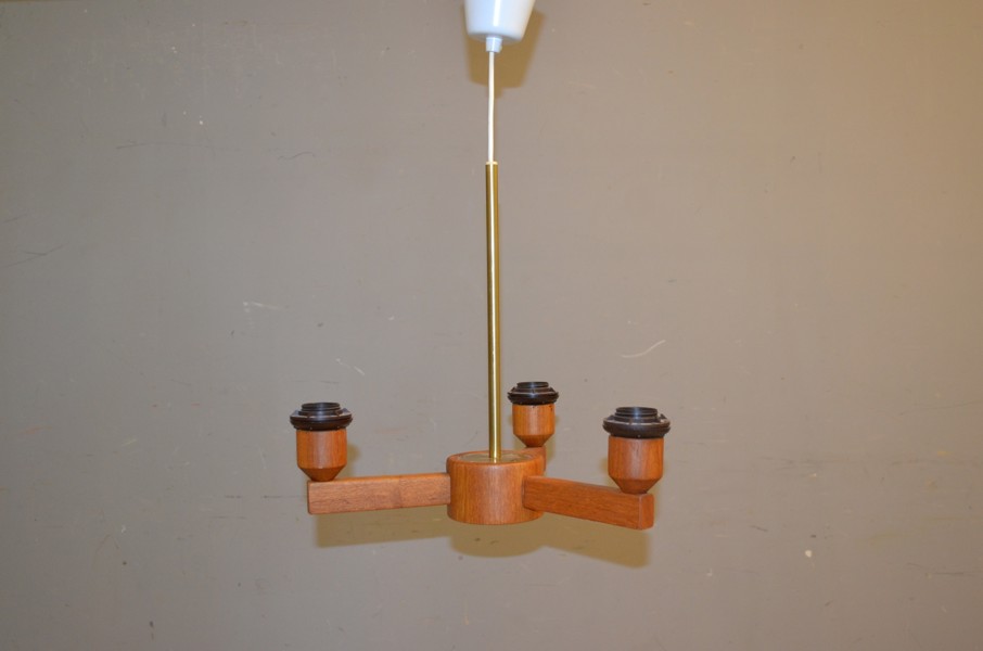 Taklampa. Teak & mässing, 1950/60-talet.