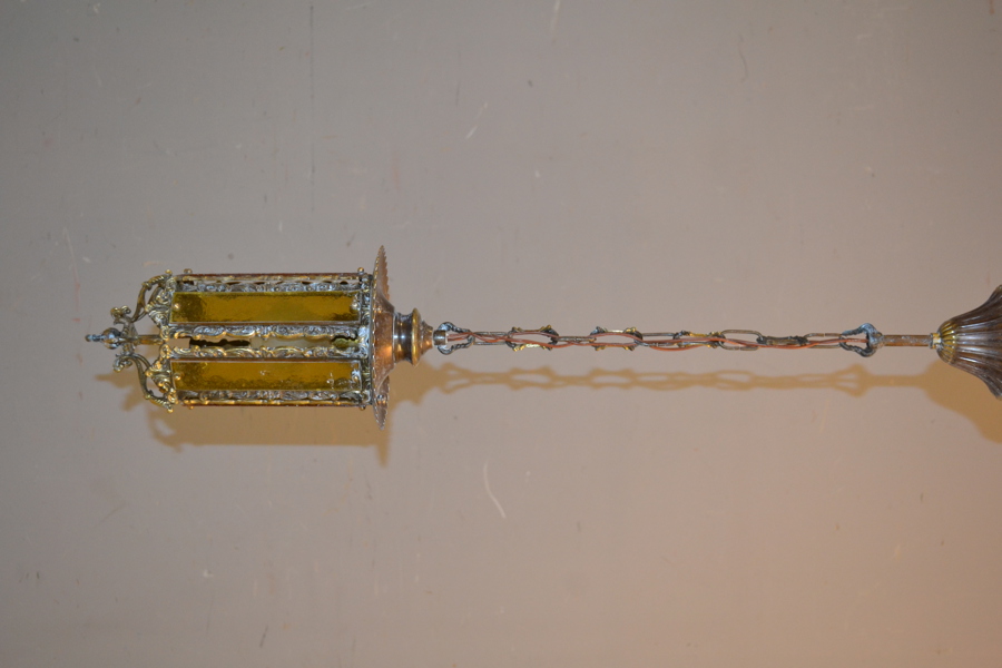 Tak/fönsterlampa. Mässing & glas, 1900-talet.