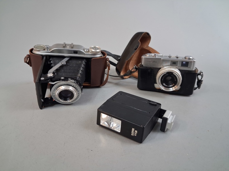 2 Analoga kameror. Minolta AL-F & AGFA Record, samt blixt sunpak GX24.