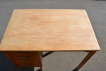 Mindre skrivbord & stol. Barnmodell. 1900-Talets mitt.