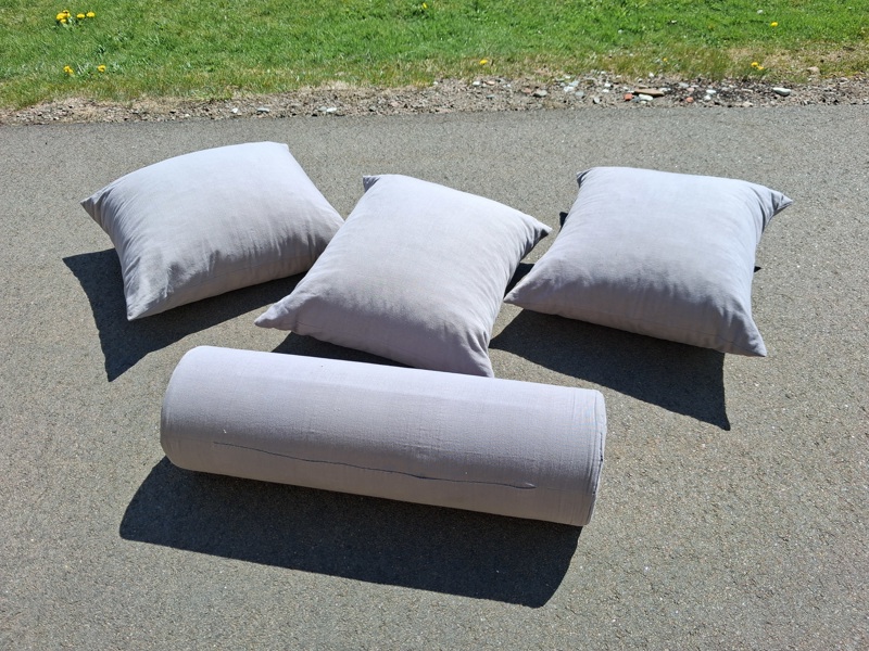 4 Stora kuddar.