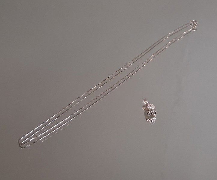 Halsbands hänge, 18K vitguld med smaragder, 1,79gram samt halskedja, silver, 1,72gram.