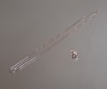 Halsbands hänge, 18K vitguld med smaragder, 1,79gram samt halskedja, silver, 1,72gram.