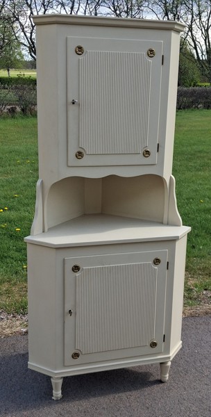 Hörnskåp. Gustaviansk stil, Axet.