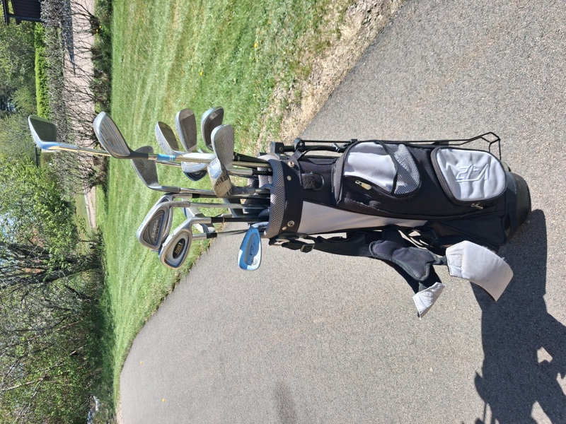 Golfbag med klubbor.