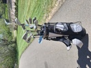Golfbag med klubbor.
