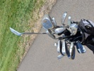 Golfbag med klubbor.