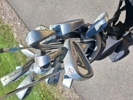 Golfbag med klubbor.