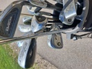 Golfbag med klubbor.