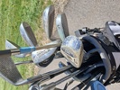 Golfbag med klubbor.
