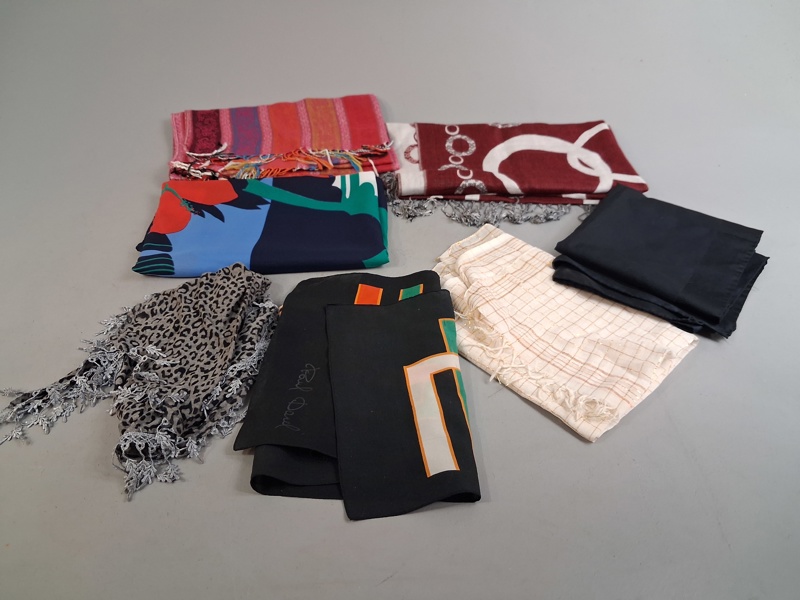 Diverse scarfsar.