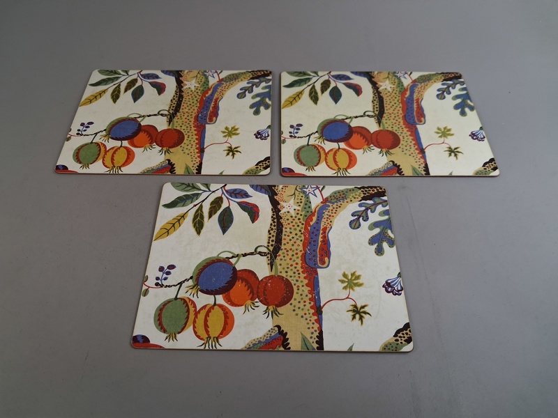 JOSEF FRANK. 3 Bordstabletter, Firma svenskt tenn.