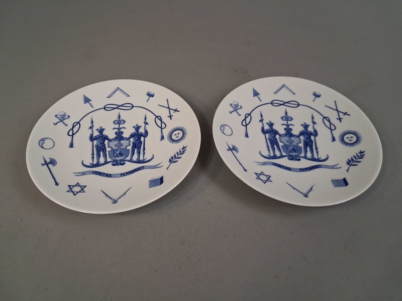 2 Tallrikar. Porslin Frimurarorden Rörstrand. 1915. Veritas Persvadet.
