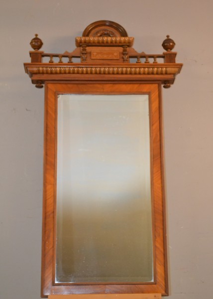 Spegel. Nyrenässans, 1800/1900-talet, utbytt fasettslipat glas.