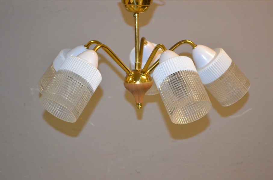 Taklampa. Teak, mässing & glas, 1950/60-talet.