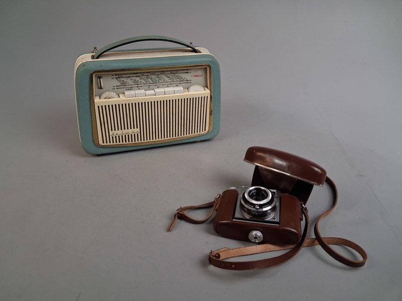 Äldre radio Akkord & kamera Zeiss.