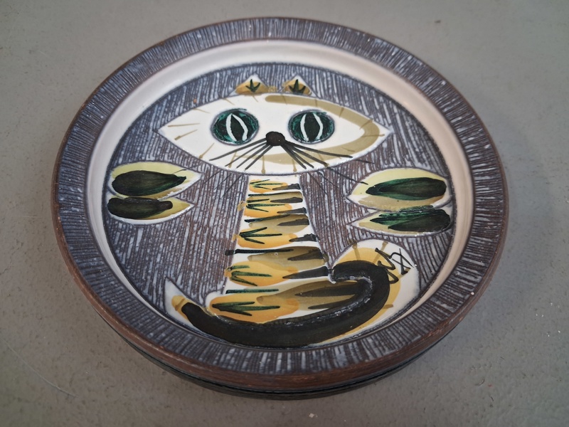 Skål/fat. Nila, Alingsås. Kattmotiv.