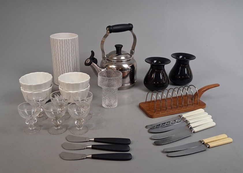 Diverse. Bl.a Vattenkokare Le Creuset, Toastrack Teak Karl Holmberg m.m.