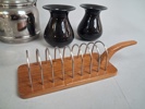 Diverse. Bl.a Vattenkokare Le Creuset, Toastrack Teak Karl Holmberg m.m.