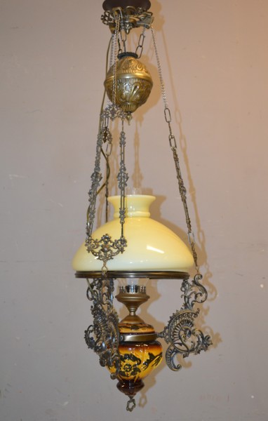 Taklampa. Majolika. 1900-talet.